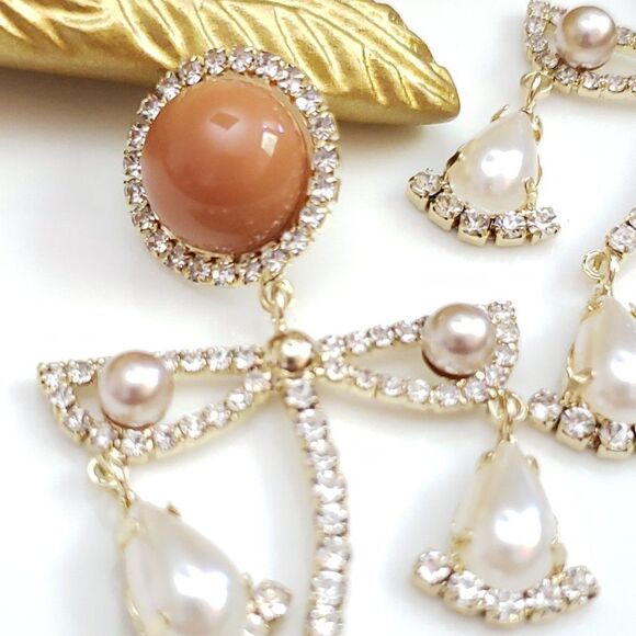 New! Selena Pearls Bar Post Earrings - Picture 9 of 14